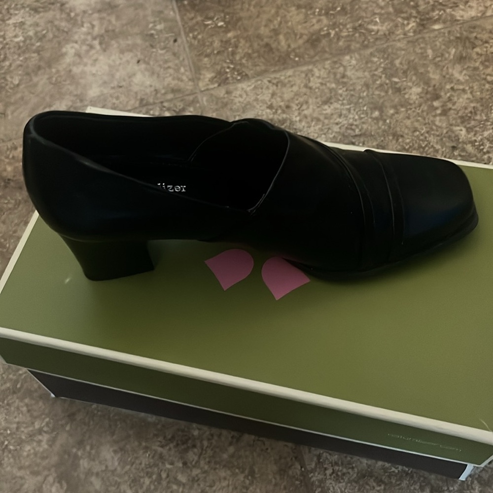 Rollo black Naturalizer shoes size 7 1/2. Great condition like new still in box - Picture 2 of 6
